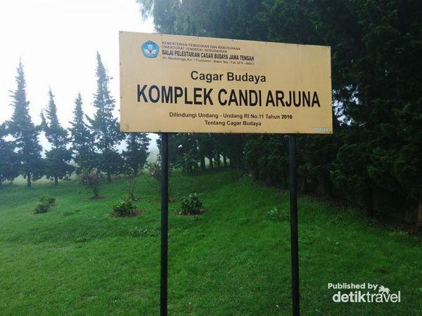 Syahdunya Kompleks Candi Arjuna Dieng di Kala Hujan