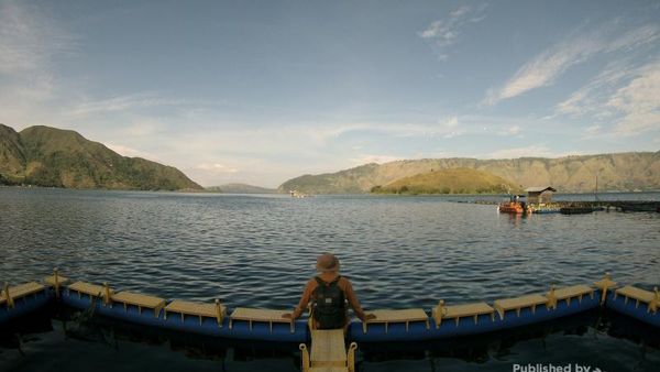 Tahu Ada Kafe Terapung di Danau Toba?