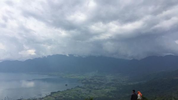 Tak Bosan Memandang Danau Maninjau dari Puncak Lawang