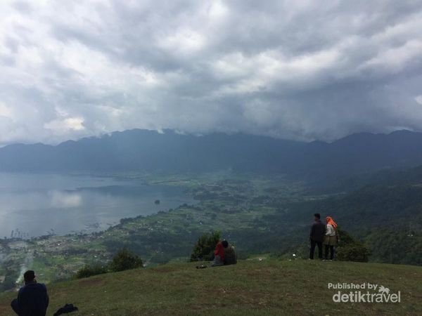 Tak Bosan Memandang Danau Maninjau dari Puncak Lawang