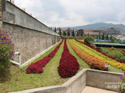 Taman yang Bagai Pelangi di Lembang, Cakep!