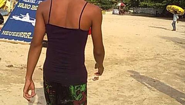Tantangan Kenakan Tanktop di Pantai Bandengan