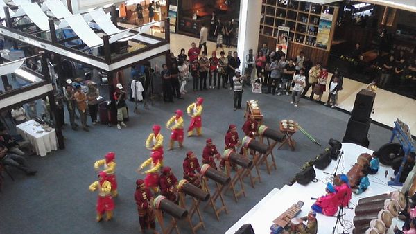 Tarian Tradisional-Medern Bergaya Kolosal