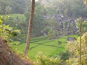 Telusuri Ratusan Anak Tangga Menuju Kampung Naga