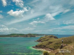 Tengok Cantiknya Lombok dari Puncak Bukit Merese