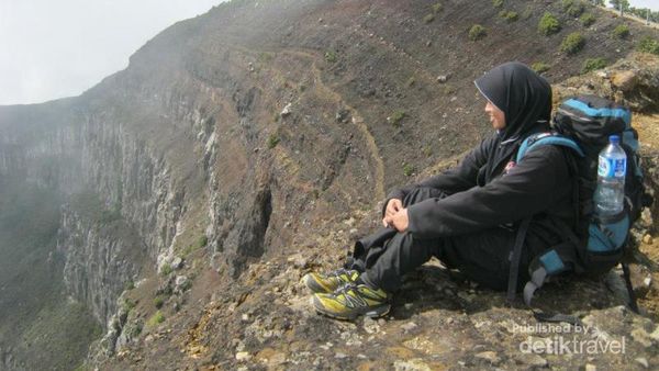 Terbius Pesona Puncak Gunung Gede