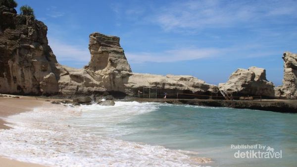 Terlalu Cantik, Ini Pantai Klayar Pacitan