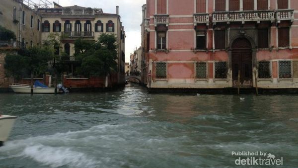Topeng Eksotis & Kanal Romantis di Venesia
