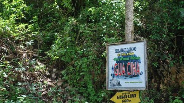 Traveling Pantai Gua Cina, Pasir Putih, Alami, dan Eksotis