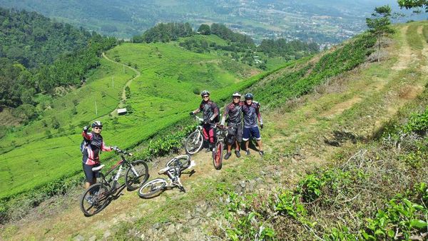 Trek Telaga Warna Gunung Mas, Jalur Legendaris Bagi Pesepeda