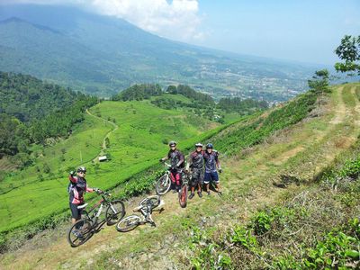 Trek Telaga Warna Gunung Mas, Jalur Legendaris Bagi Pesepeda