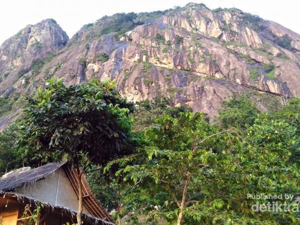 Uji Adrenalin Lewat Via Ferrata Gunung Parang di Purwakarta
