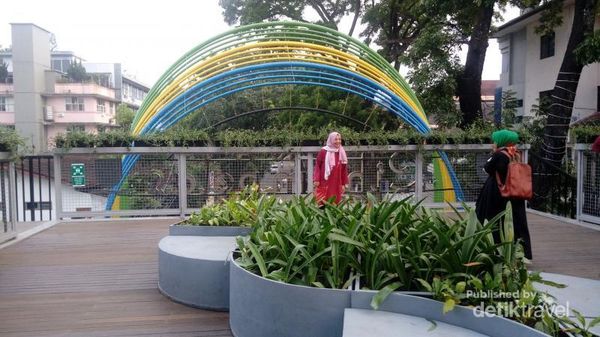 Wajah Baru Cihampelas Bandung, Pedestriannya Melayang-layang!