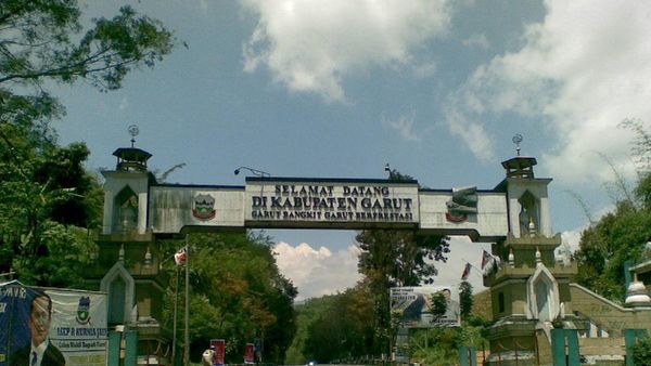 Wisata Alam dan Sejarah di Garut, Candi Cangkuang Tempatnya