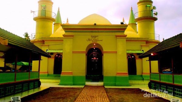 Wow! Masjid Sultan Riau Dibuat dari Putih Telur