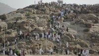 Ya Ampun, Banyak Coretan Nama Indonesia di Jabal Rahmah