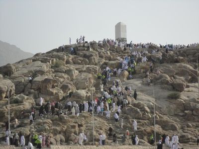 Ya Ampun, Banyak Coretan Nama Indonesia di Jabal Rahmah