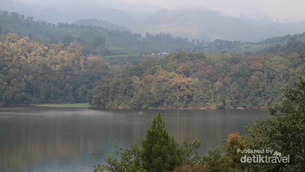 Yang Mudik ke Ciwidey, Yuk Foto-foto di Telaga Cantik Ini