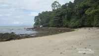Yang Unik di Nusakambangan, Pantai Karang Bolong