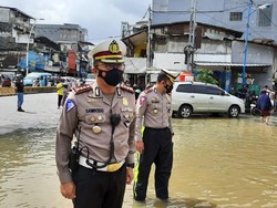 Banjir Mulai Surut, Lalu Lintas di Jalan Jatinegara Barat Dialihkan