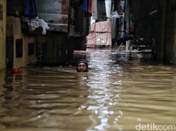 Masih Banjir, Ketinggian Air di 2 RW di Kampung Melayu Mencapai 2,5 Meter