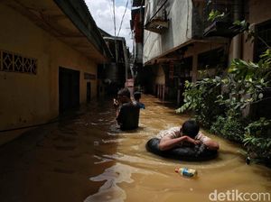 Pemprov DKI Siapkan 100 Tenda Khusus Pengungsi Banjir yang Positif COVID-19