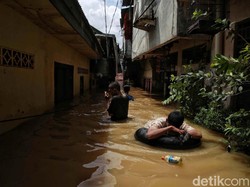 Pemprov DKI Siapkan 100 Tenda Khusus Pengungsi Banjir yang Positif COVID-19