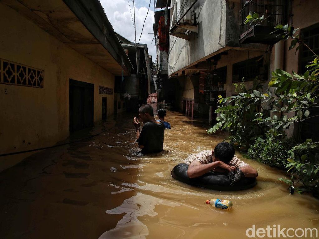 Pemprov DKI Siapkan 100 Tenda Khusus Pengungsi Banjir yang Positif COVID-19 Pemprov DKI Siapkan 100 Tenda Khusus Pengungsi Banjir yang Positif COVID-19