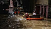 Evakuasi Korban Banjir 2 Meter di Kebon Pala