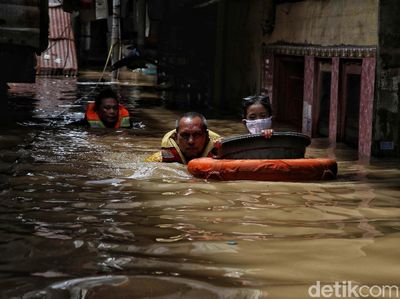 Evakuasi Korban Banjir 2 Meter di Kebon Pala