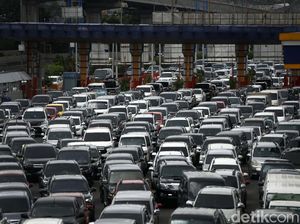 Ada Truk Patah As, Lalin Tol Cililitan ke Cawang dan Priok Macet Sore Ini Ada Truk Patah As, Lalin Tol Cililitan ke Cawang dan Priok Macet Sore Ini