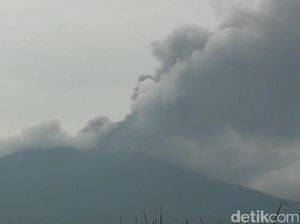 Asap Raung Setinggi 2 Km, PPGA Peringatkan Otoritas Bandara Asap Raung Setinggi 2 Km, PPGA Peringatkan Otoritas Bandara