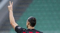 4. Zlatan Ibrahimovic adalah yang lawan terberat keempat Thiago Silva. Pernah jadi lawan dan kawan, Zlatan disebutnya sebagai sosok yang menginspirasi dirinya. (Foto: AP/Antonio Calanni)