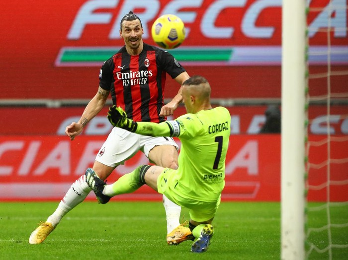 MILAN, ITALY - FEBRUARY 07: Zlatan Ibrahimovic of AC Milan scores their sides first goal past Alex Cordaz of Crotone during the Serie A match between AC Milan and FC Crotone at Stadio Giuseppe Meazza on February 07, 2021 in Milan, Italy. Sporting stadiums around Italy remain under strict restrictions due to the Coronavirus Pandemic as Government social distancing laws prohibit fans inside venues resulting in games being played behind closed doors. (Photo by Marco Luzzani/Getty Images)