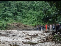 Tertutup Longsor, Akses Jalur Alternatif Cianjur-Jonggol Terputus