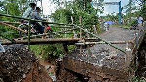 Jembatan di Pedesaan Garut Ambruk