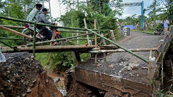 Jembatan di Pedesaan Garut Ambruk