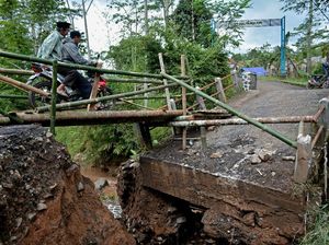 Jembatan di Pedesaan Garut Ambruk