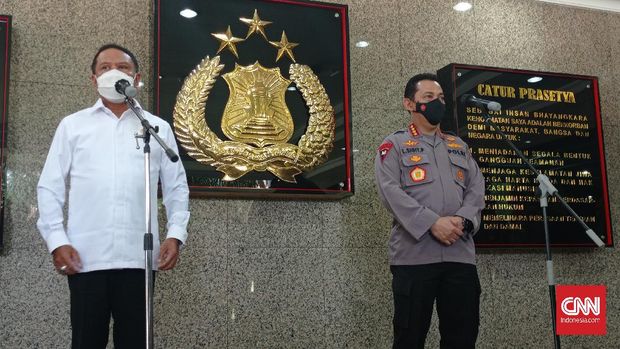 Kapolri Jenderal Listyo Sigit Prabowo usai menggelar pertemuan dengan Menteri Pemuda dan Olahraga Zainudin Amali di Gedung Mabes Polri, Jakarta, Senin (8/2).