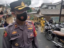 Kapolsek Pancoran Tinjau Banjir di Rawajati, Cek Dapur Umum-Pos Kesehatan