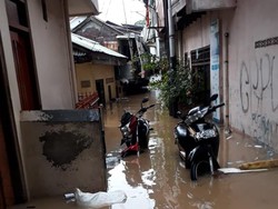 Kawasan Kebon Pala Kampung Melayu Masih Terendam Banjir, Tinggi Air 190 Cm