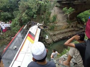 Bus Rombongan Pemkab Agam Terperosok Jurang di Madina, 2 Orang Tewas Bus Rombongan Pemkab Agam Terperosok Jurang di Madina, 2 Orang Tewas