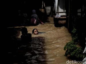 Banjir Kampung Melayu: 5 RW Terendam, 584 Warga Mengungsi Banjir Kampung Melayu: 5 RW Terendam, 584 Warga Mengungsi