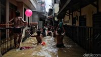 Keceriaan Anak-anak di Tengah Banjir