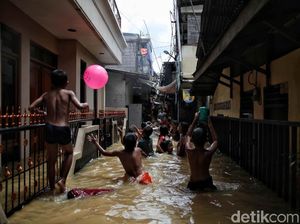 Keceriaan Anak-anak di Tengah Banjir
