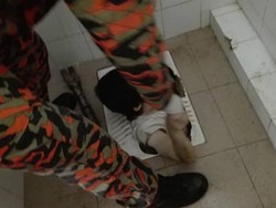 Apes! Wanita Jatuh Terperangkap di Kloset Jongkok dan Tak Bisa Keluar