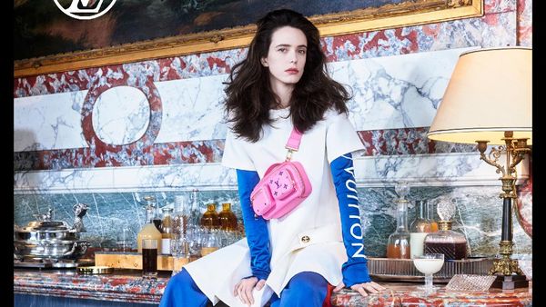 10 Gaya Aktris Prancis Stacy Martin Jadi Model Louis Vuitton Pre Fall 2021