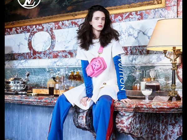 10 Gaya Aktris Prancis Stacy Martin Jadi Model Louis Vuitton Pre Fall 2021