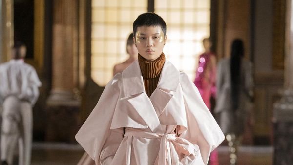 10 Koleksi Busana Valentino Couture Spring 2021 yang Casual