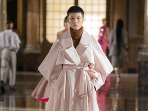 10 Koleksi Busana Valentino Couture Spring 2021 yang Casual